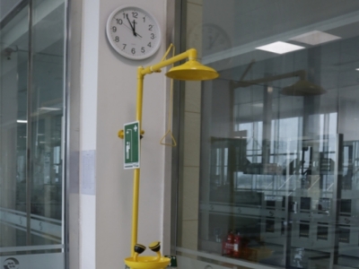 實(shí)驗(yàn)室緊急噴淋器、玻璃隔墻