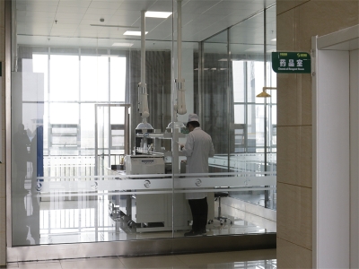 實(shí)驗(yàn)室玻璃隔墻、吊頂、萬向排氣罩